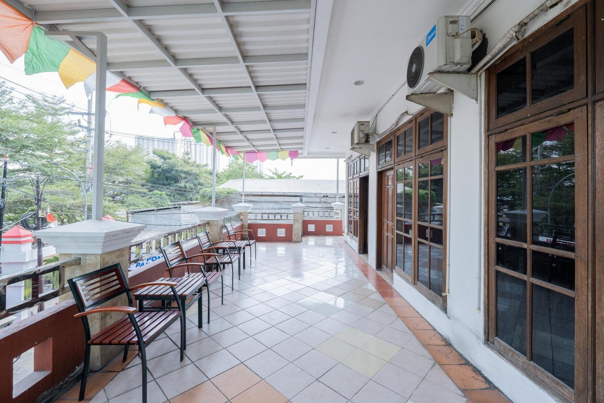 RedDoorz Plus @ Gunungsari Surabaya Kedurus Exterior foto
