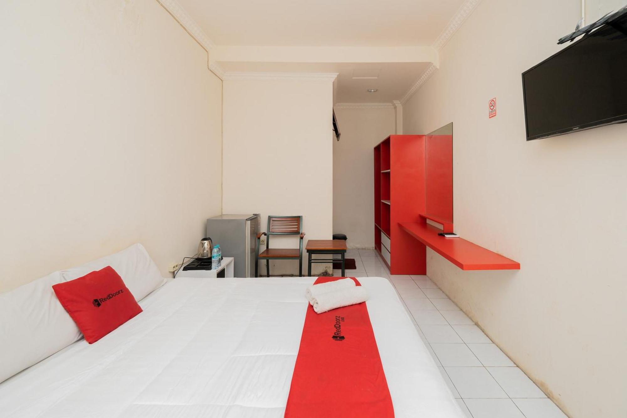 RedDoorz Plus @ Gunungsari Surabaya Kedurus Exterior foto