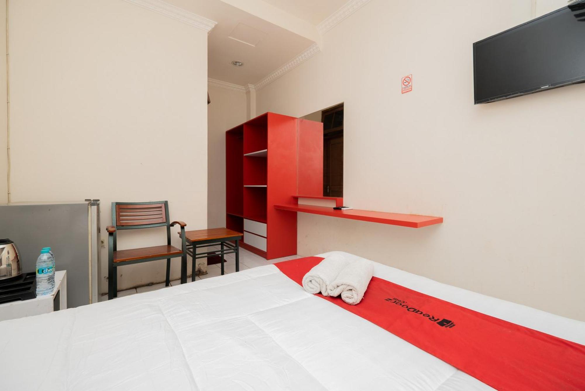 RedDoorz Plus @ Gunungsari Surabaya Kedurus Exterior foto